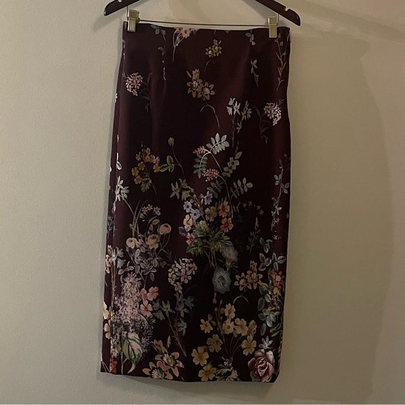 Gorgeous floral print skirt, brown background. 10% spandex for a bit of stretch. - Picture 6 of 6